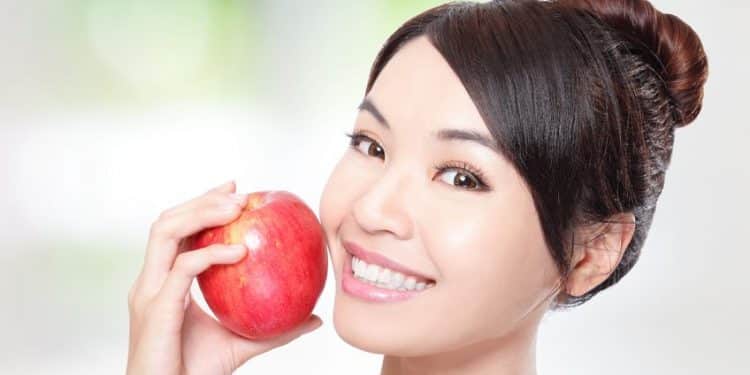 Bild Frau mit Apfel